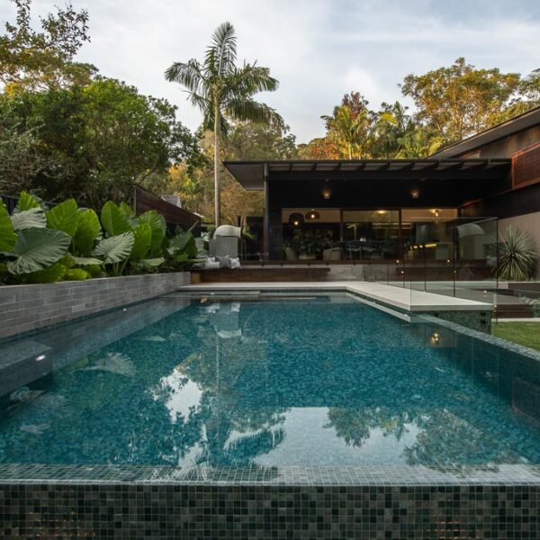 Wet Edge Swimming Pool | Infinity Edge Pool Design | Avalon, Northern ...