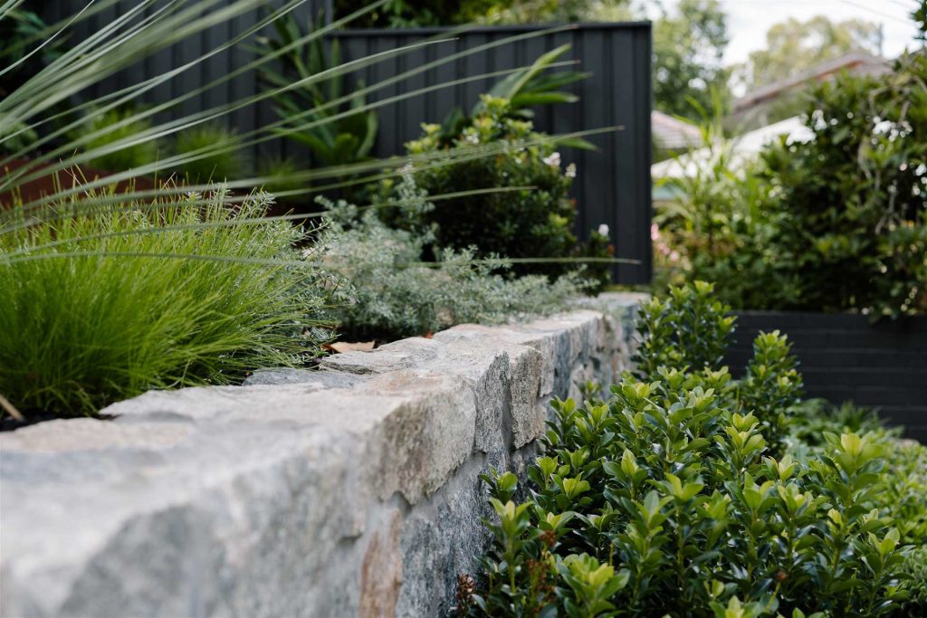 Stone clad walls for simple backyard landscaping designs